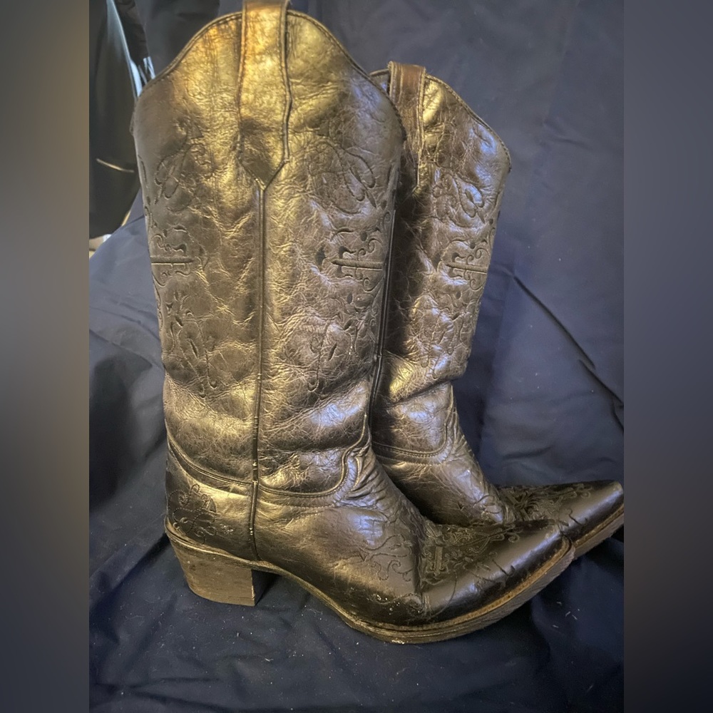 Black cowboy boots